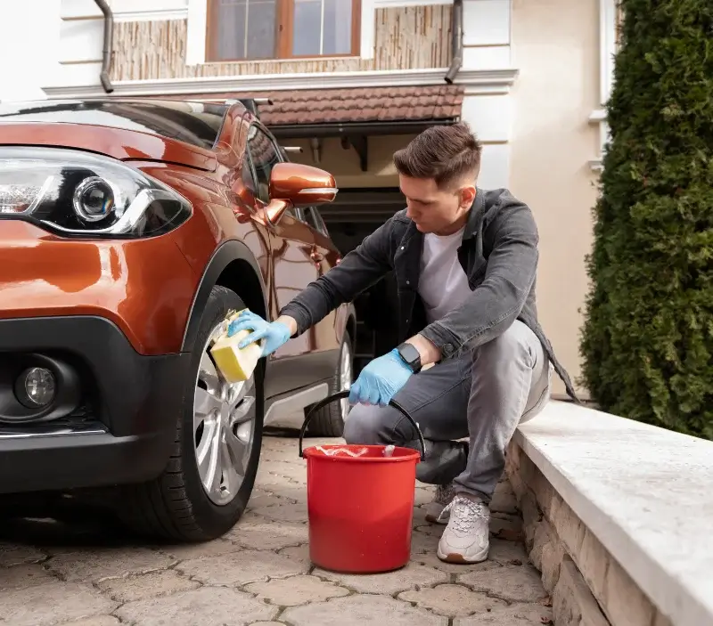 Lavage auto à domicile Salmiech : professionnel intervenant sur un véhicule